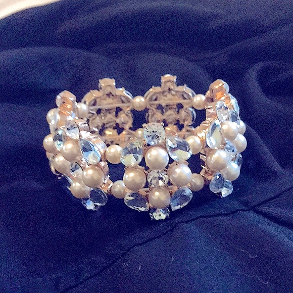 Matching set Pearl & Rhinestone Necklace and bracelet. Formal and classic! - Picture 3 of 5